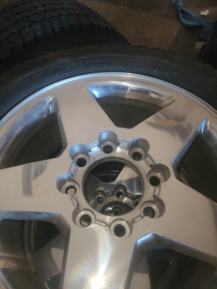 rim with everything and tire for chevy silverado with 8 lugs in very good condition