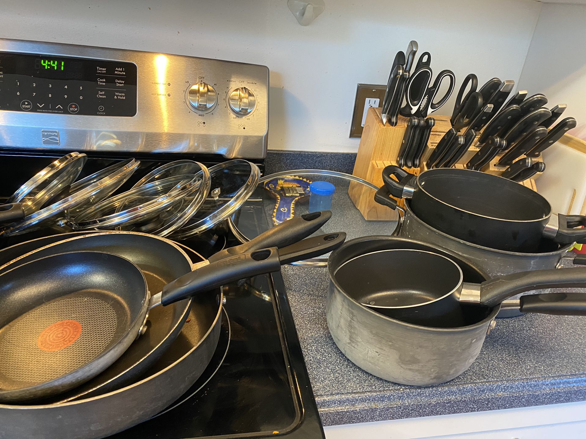 2 sets of kitchen cookware