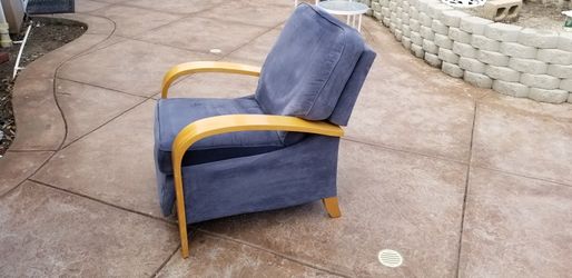 La Z Boy Carlyle High Leg Recliner Chair Very Good Condition For Sale In Thousand Oaks Ca Offerup