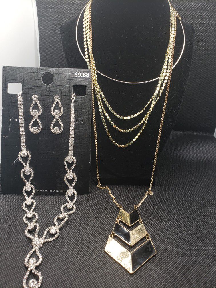 Vintage Bundle Jewelry. GREAT PRICE!!  Beautiful pieces and matching colors, The bundle is in good wearable condition, some Items are NEW, PLease cont