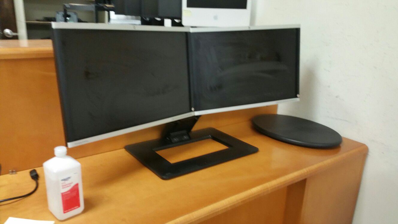 Dual-display with 24-inch monitors on stand, HP brand