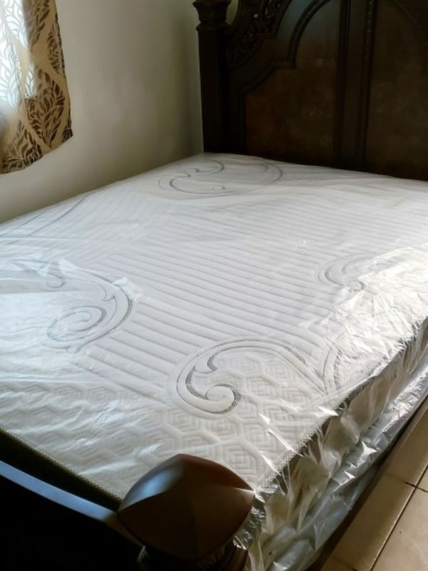 NEW QUEEN MATTRESS WITH BOX SPRING. Bed frame is not available. Take it home the same day 👍