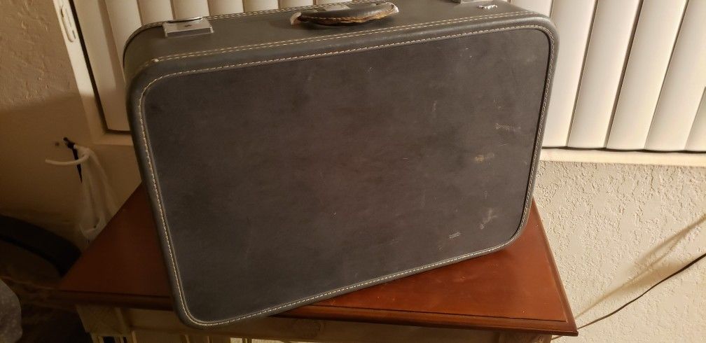 VINTAGE SET OF LUGGAGE