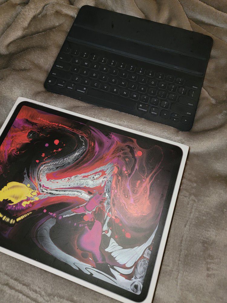 iPad Pro 12.9 inch 256GB 3rd Gen. W/ Apple Folio Keyboard