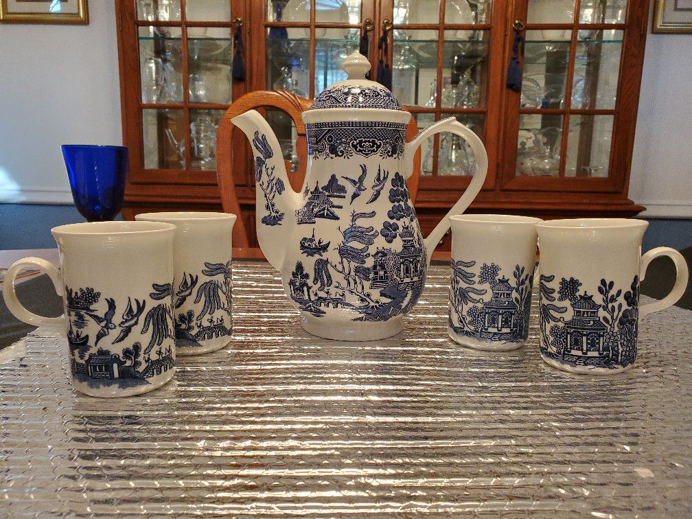 Blue willow tea pot with 4 cups