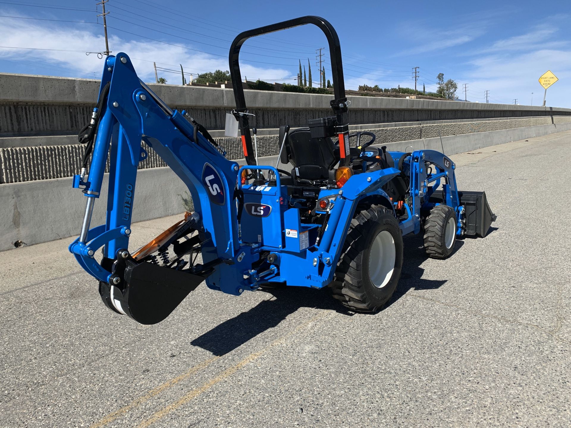 LS TRACTOR MT225S COMPACT TRACTOR WITH A FRONT LOADER & BACKHOE FOR