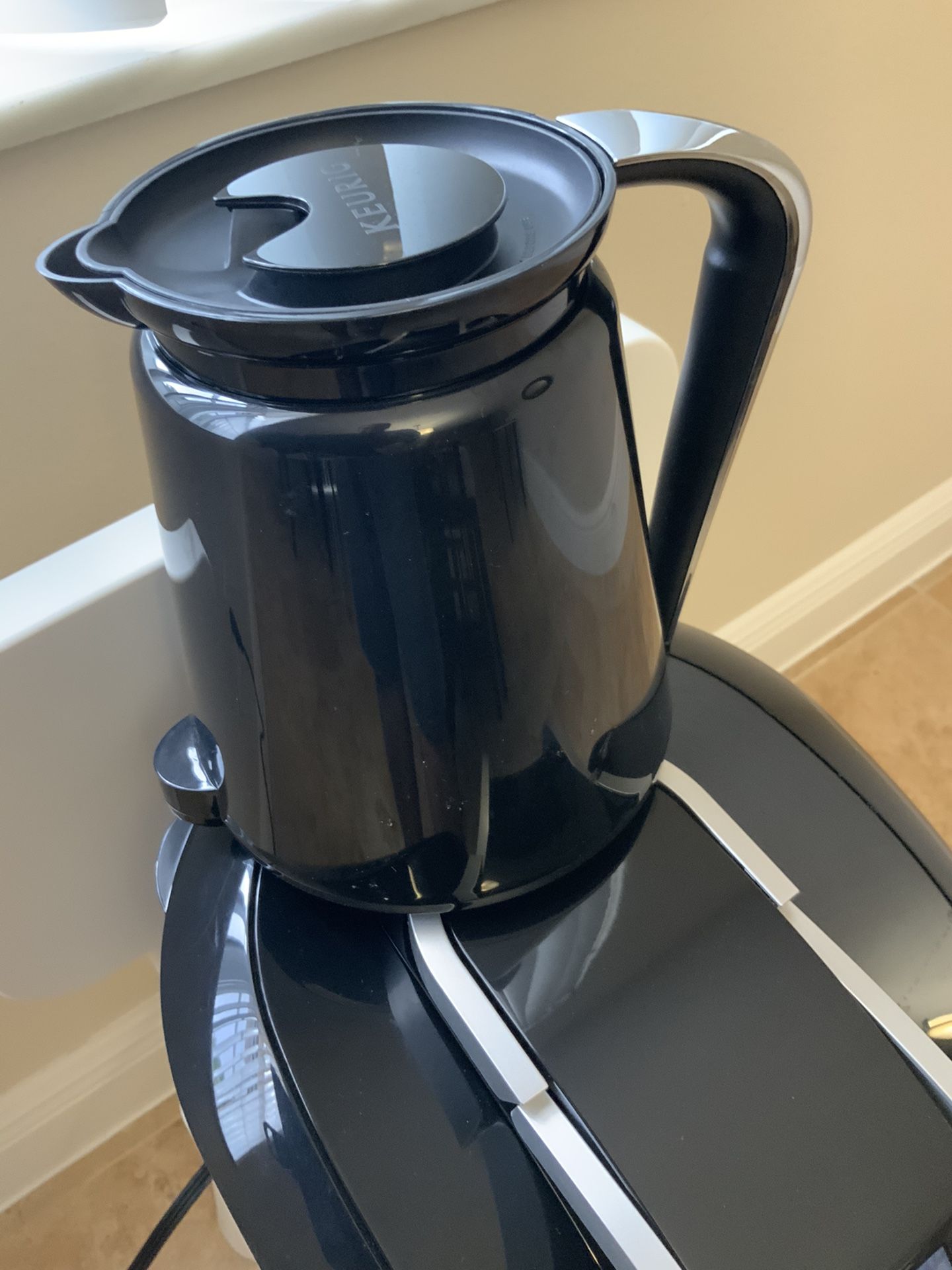 Coffee maker, Keurig model K2.0 K300. Includes plastic carafe for use with larger pods. Great condition.