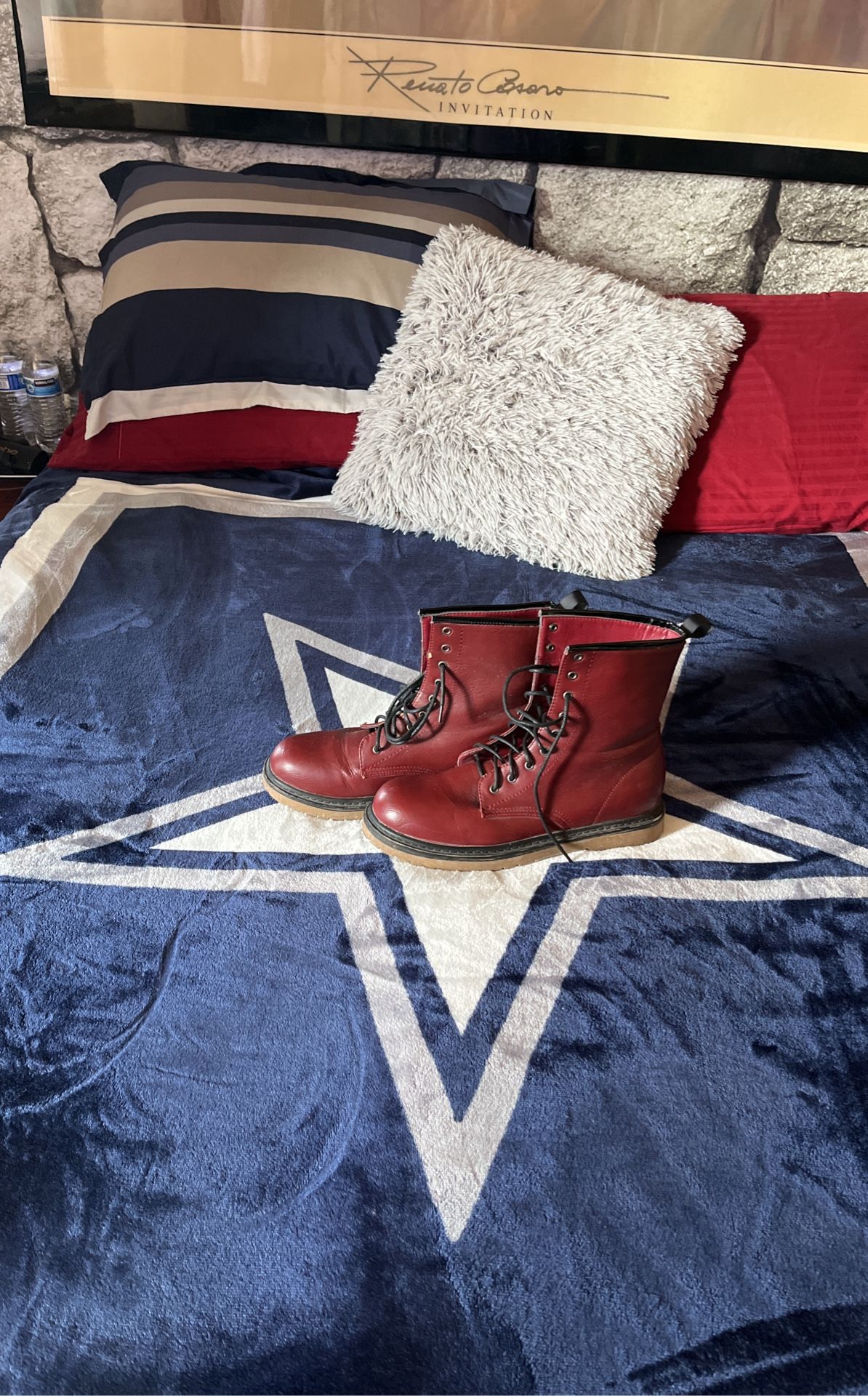 dr martin boots in great conditio wine color