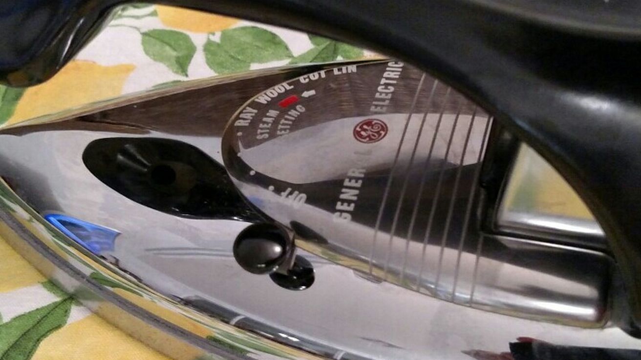 Vintage General Electric Collapsible Travel Steam Iron, Photo Prop or Laundry Decoration, EUC.