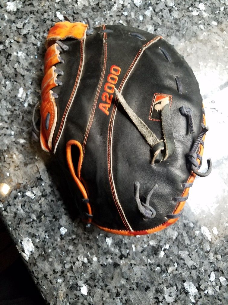 WILSON A2000 MC24 LHT 12 " 1B GLOVE