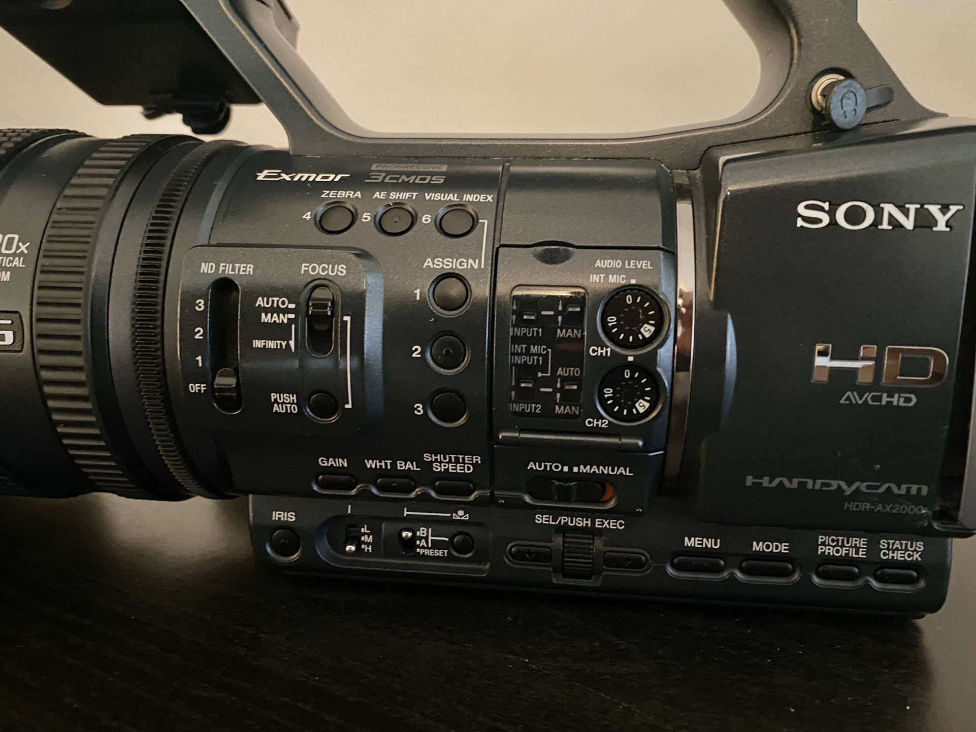  Sony HDR-AX2000  Comcorder with remote pcontrol + batteries