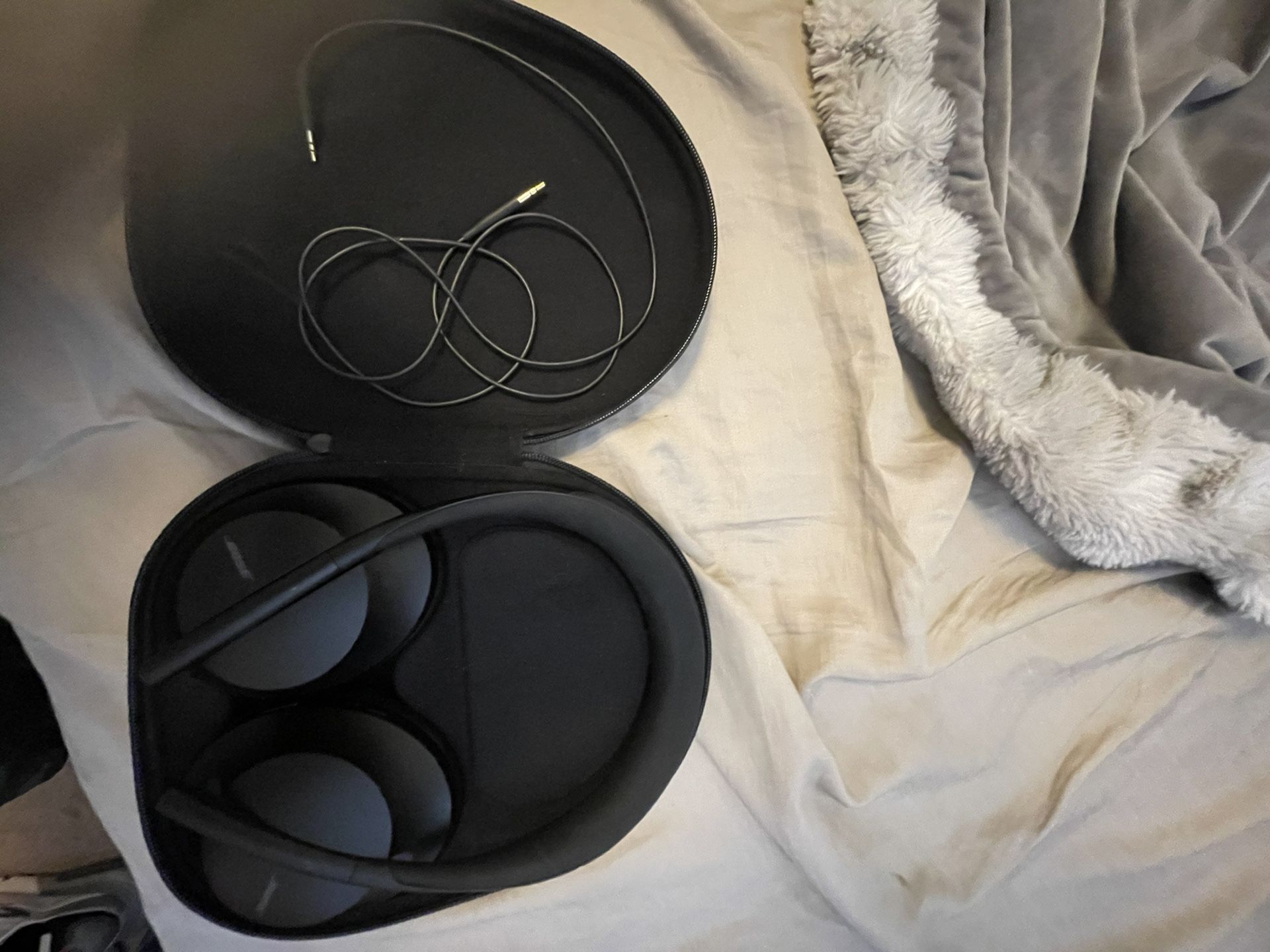 Bose Noise Canceling Headphones 700 , Bluetooth , And Comes With Cord And Charger