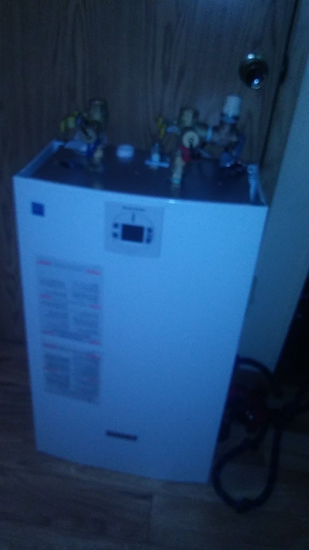 Instant hot water heater