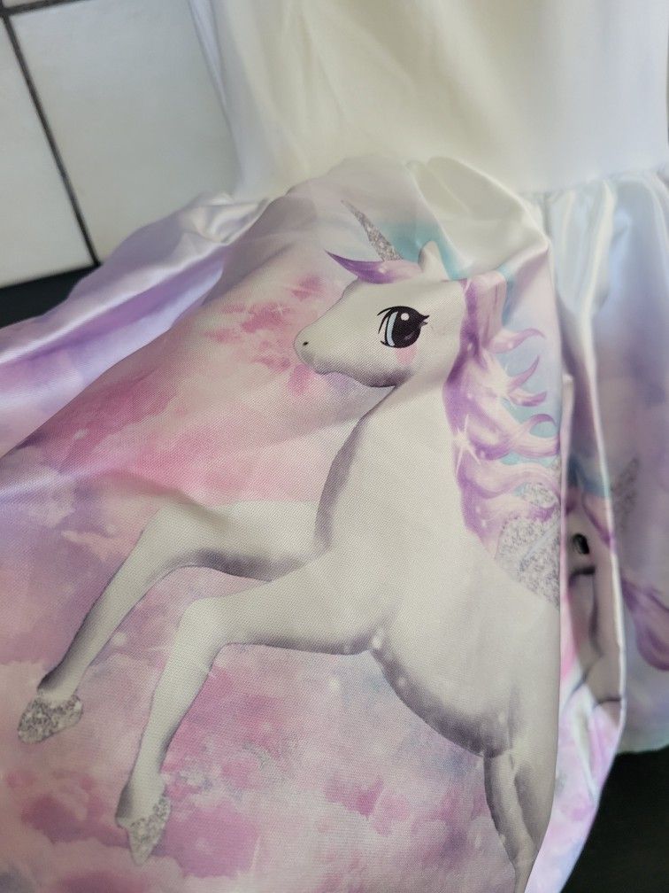 Unicorn Dress NEW. H&M.
Comes from pet friendly home.
Final sale on shipped items. Non-returnable.