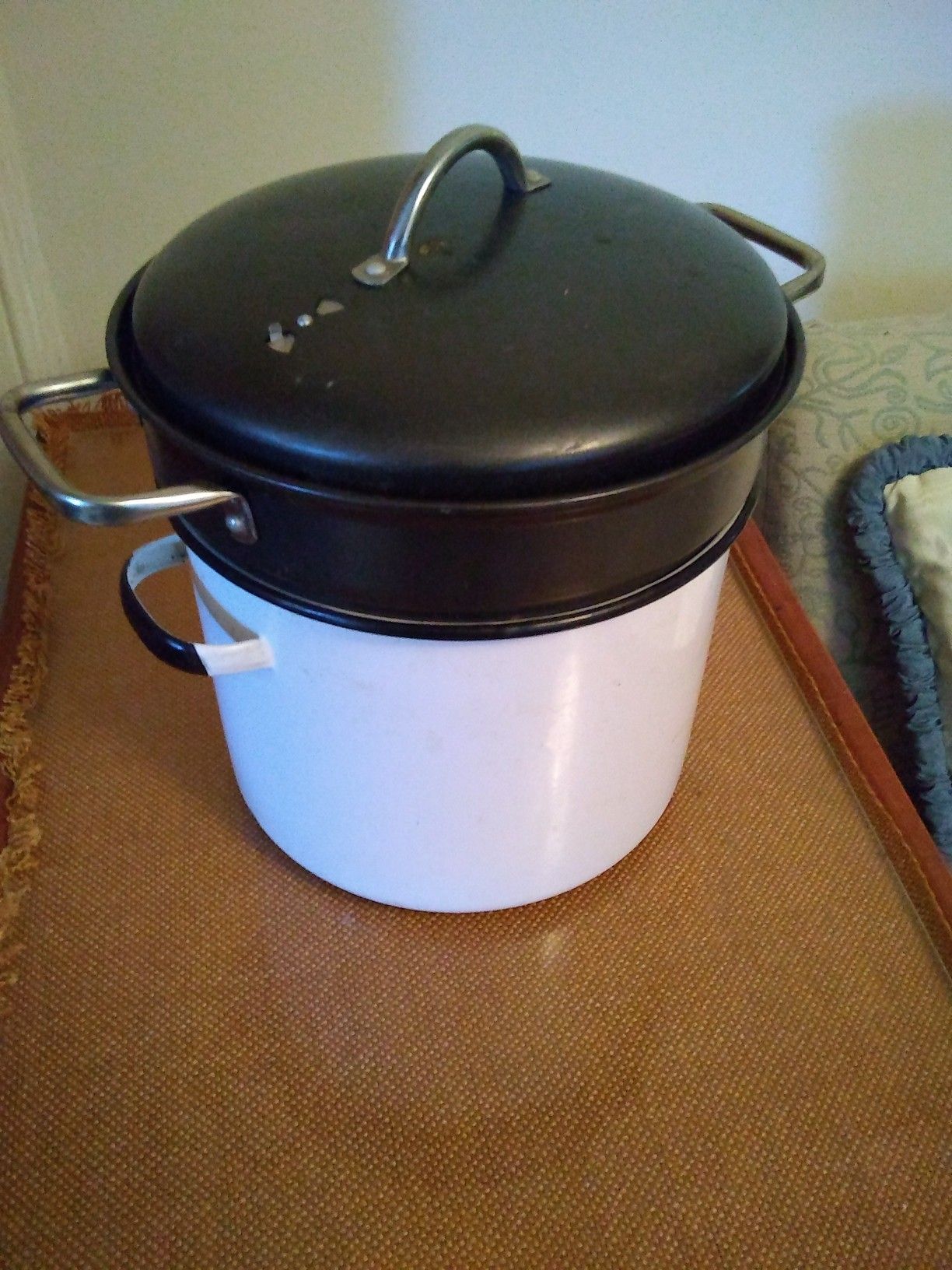 Stock pot and Food steamer both porcelain, see all pictures pickup Western/Devon ave Chicago