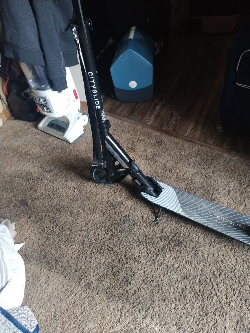 Cityglide Folding Scooter. (contact info removed)