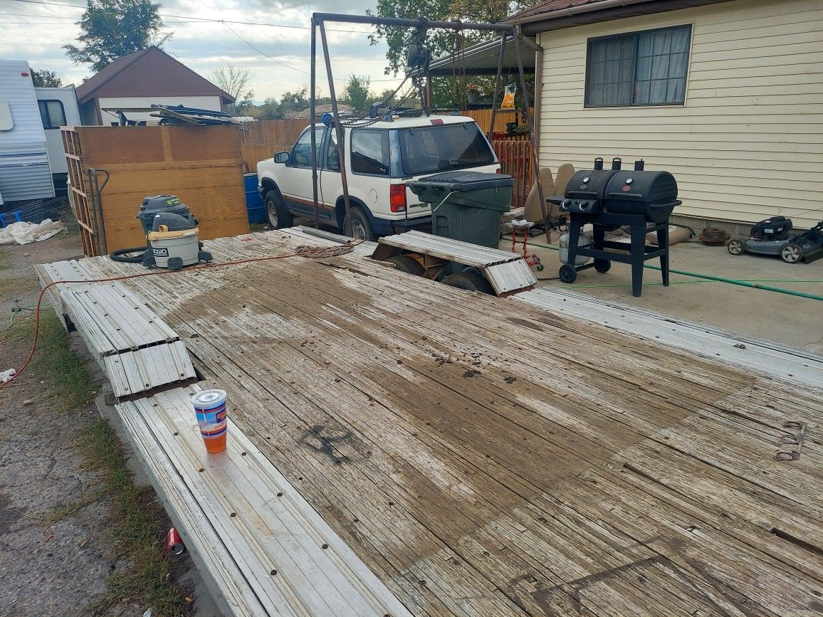 Car hauling trailer