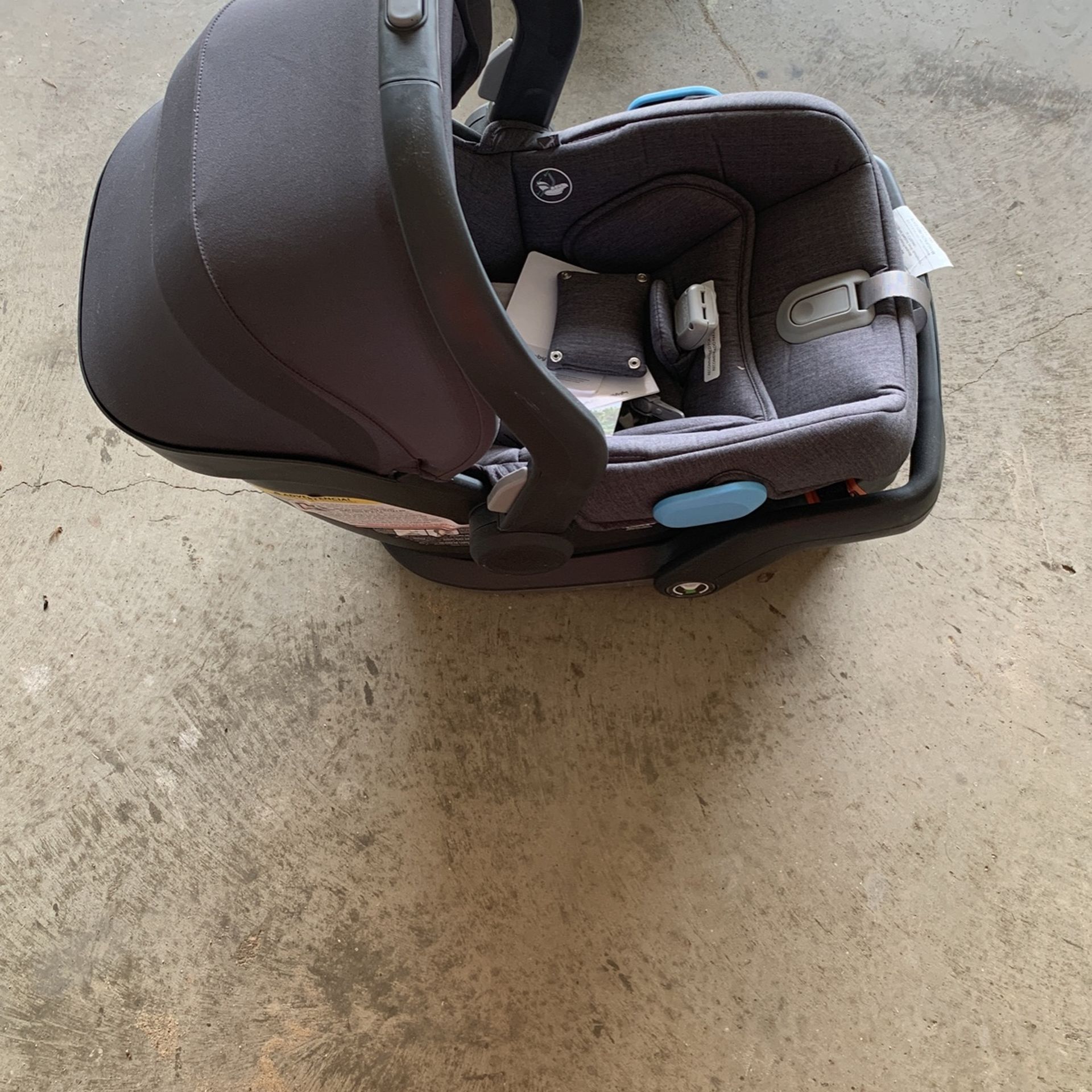 Uppababy Mesa Car seat And Base