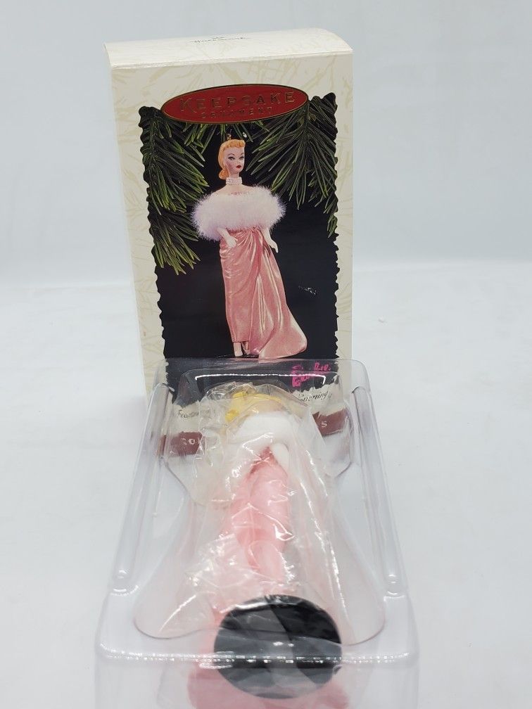 Hallmark 1996 Barbie Ornament Featuring enchanted evening 3rd Series
Brand new in box, kept in box.
Box has light wear, minor scuffs due to storage