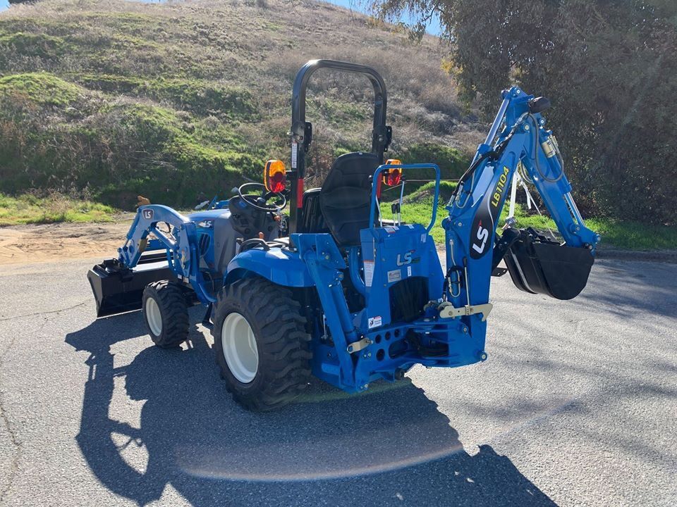 New LS XJ2025H Tractor with 50” Front bucket and Backhoe for Sale in