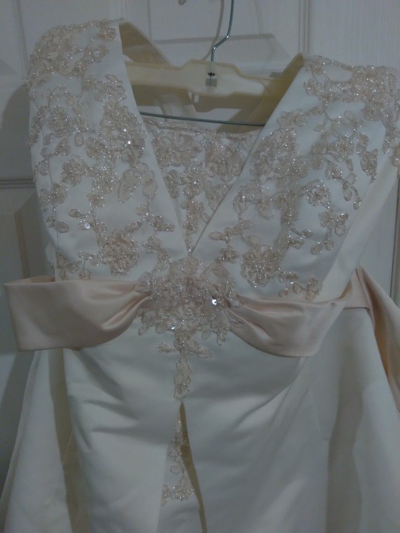 ***ABSOLUTE GORGEOUS WEDDING GOWN ***