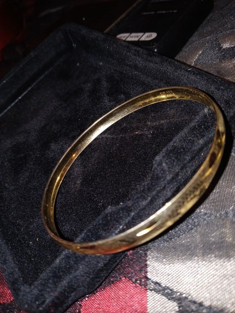 14k Gold Single Bangle..Flawless Condition..200$obo