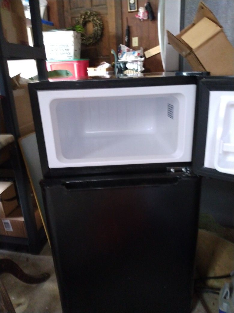 Haier 2-Door Small Refrigerator Freezer (Black)