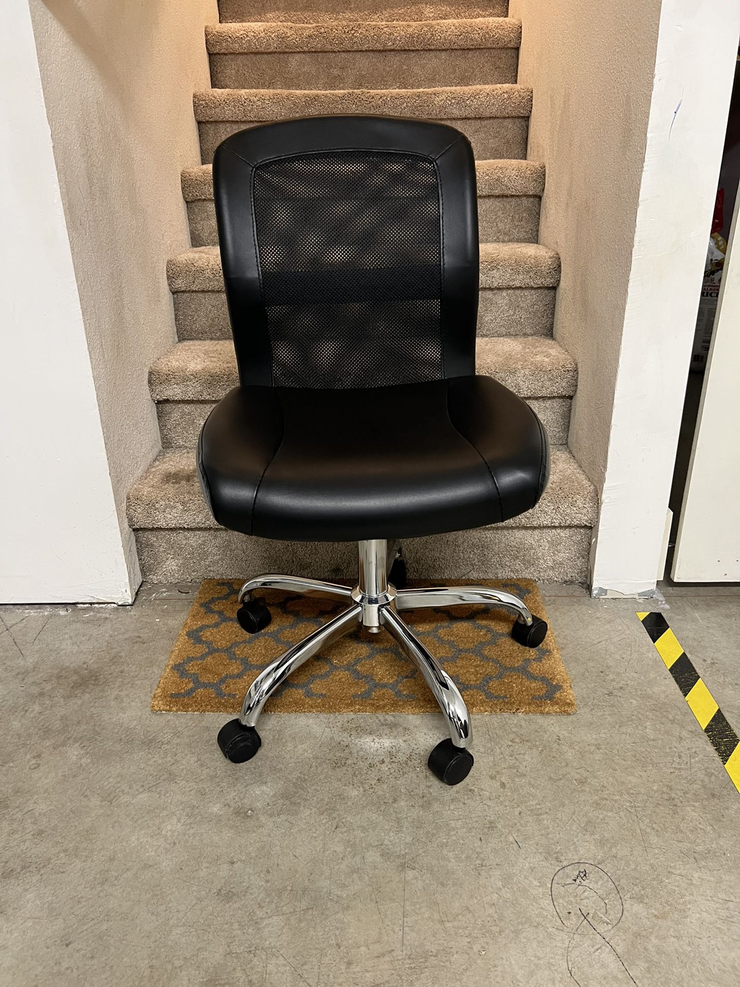 Adjustable Chair, 1 Month Old, Like New