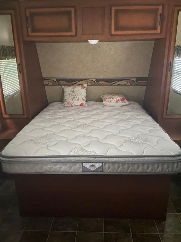 2015 KZ. Sportsmans  21 Ft Trailer,  Clean , Sleeps 4 , Ac , Refrigerator  , Bed , U Couch Dinning Table Ready To Go.  Title In Hand. 14 900.00