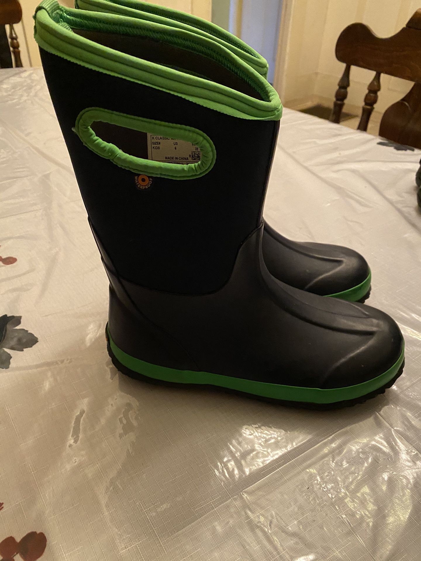 Kids Size 6 Rain Snow Boots Size 6 In Beautiful Condition