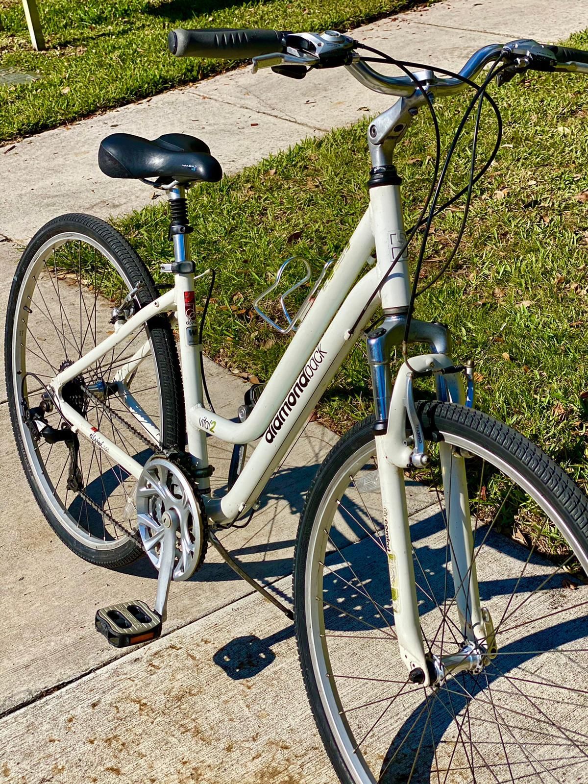 Diamondback Vital 2 Women's Aluminum Hybrid Comfort Bike 700c frame