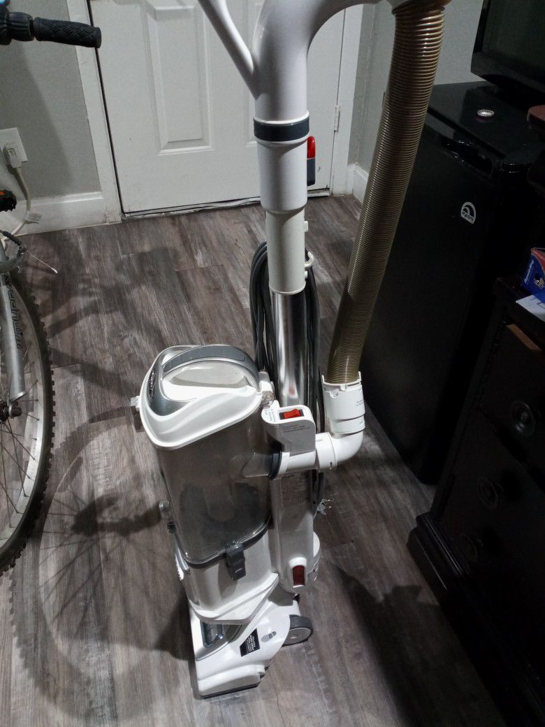 Shark Navigator Lift-Away Professional Anti-Allergen Vacuum Cleaner