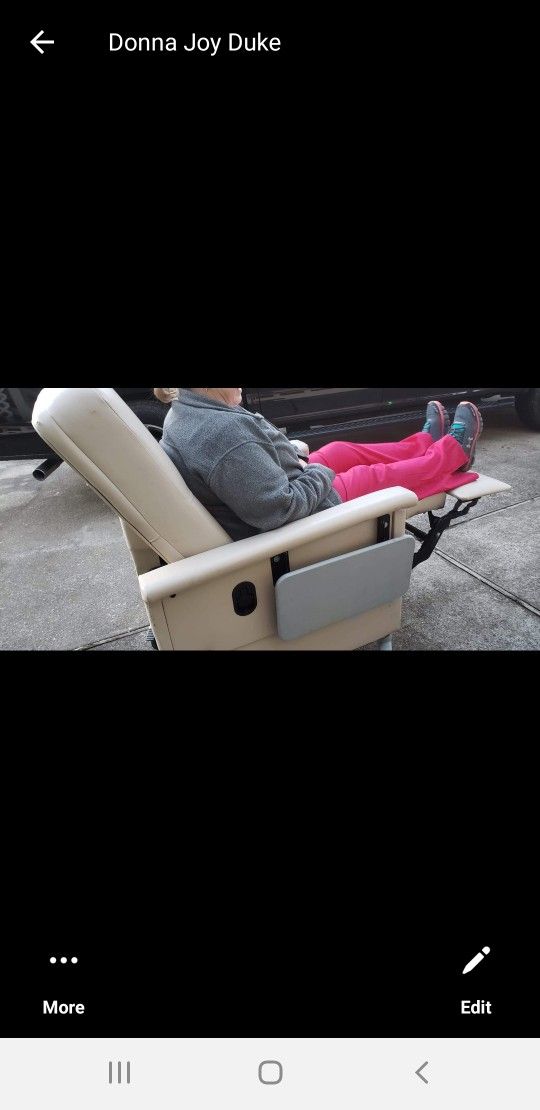 Geri Chair With Side Tray