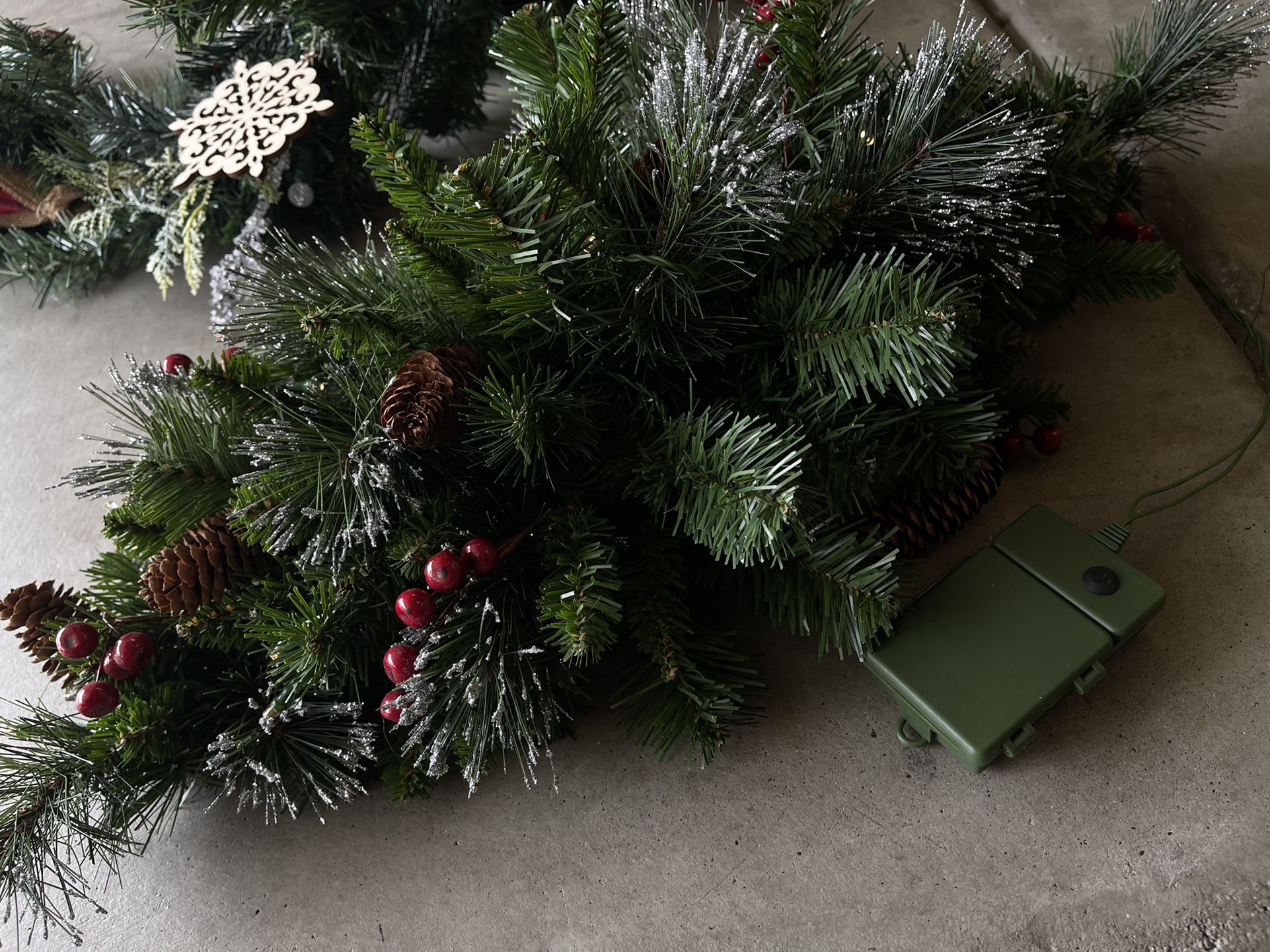 Pre-lit Garland and Centerpiece
