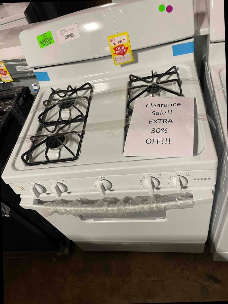 HOTPOINT RGBS330DRWW 30in 4 Burners 4.8cu ft Freestanding Gas Range ST for Sale in Austin, TX