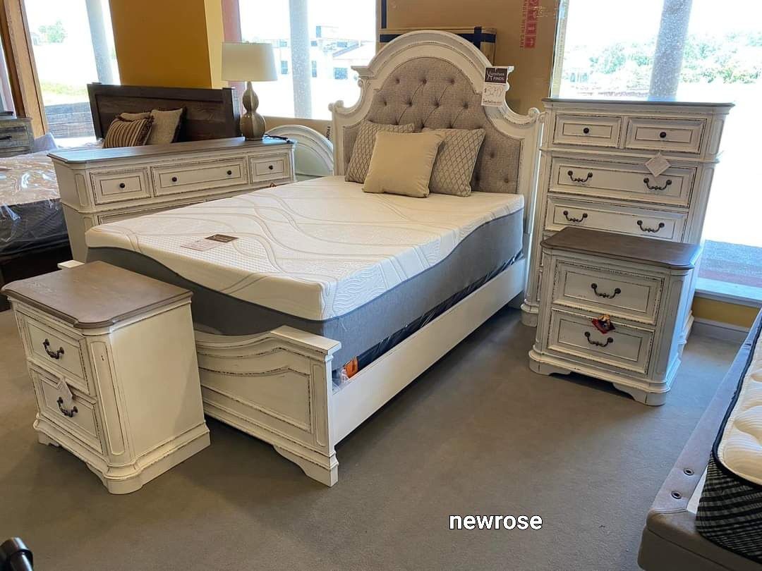 $40 Down Payment🛍 Finance🛍Realyn Chipped White Panel Bedroom Set Queen Bed, Dresser, Mirror And Nightstand 