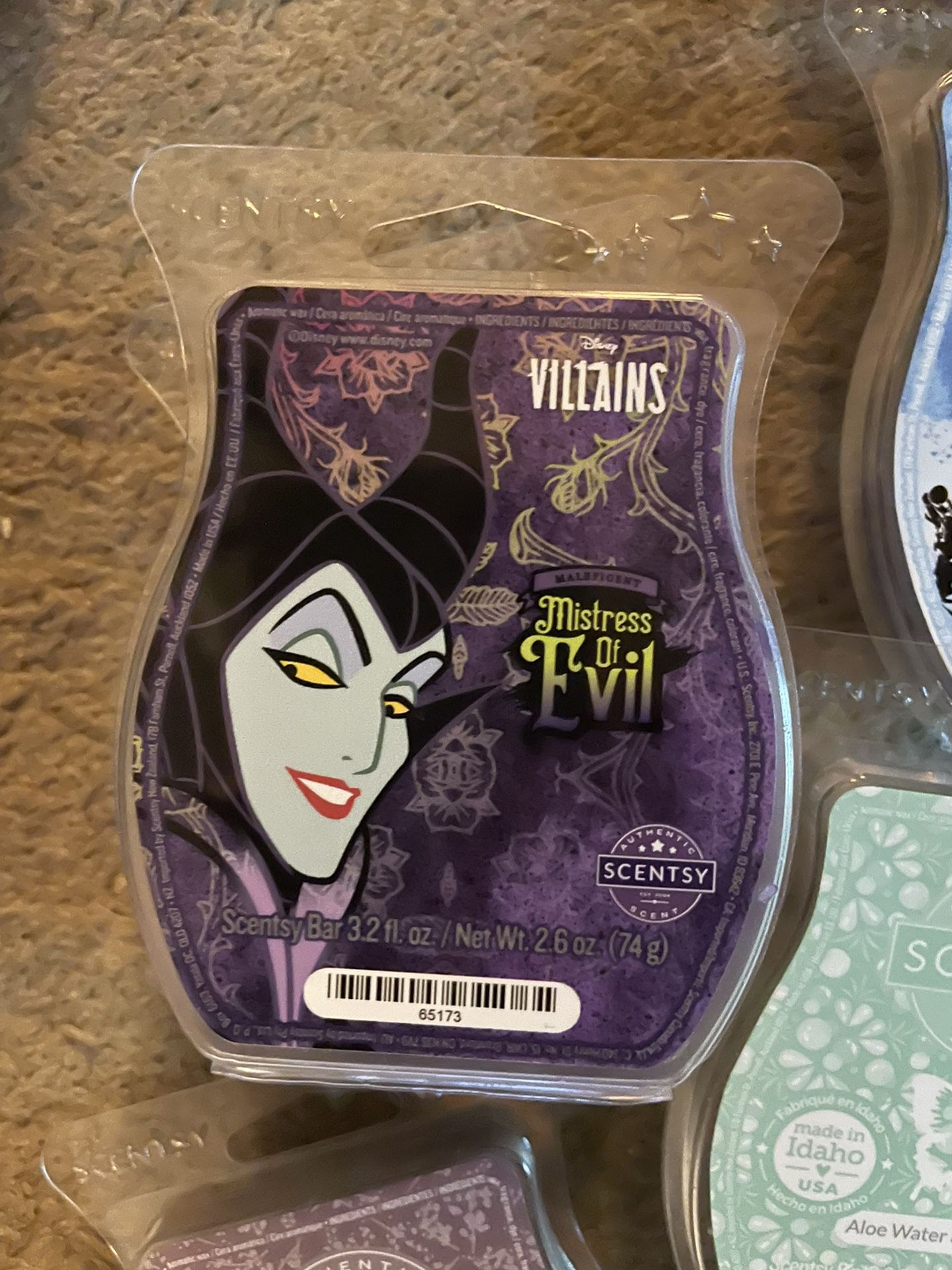 Scentsy Villians Warmer And 2 Wax Bars