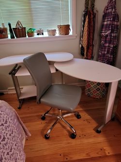 Desk And Chair Gently Used  Thumbnail