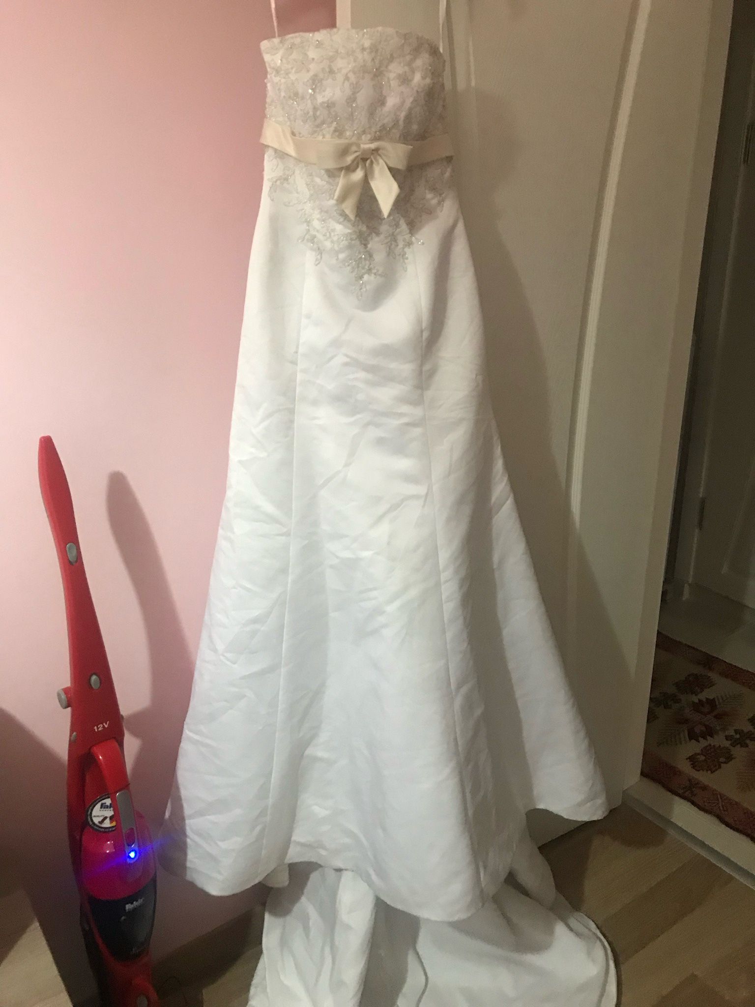 wedding dress with free veil size small medium good condition 