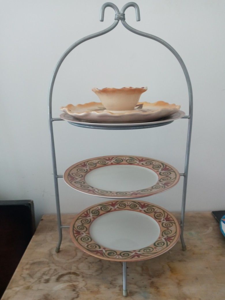 3 Tier Metal Treat Rack With 3 Plates Plus They Extra Top Plate With Salsa Bowl