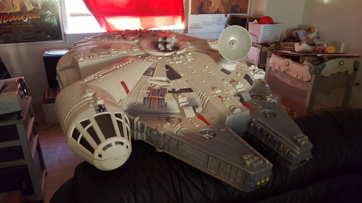 Toys R Us display Millennium Falcon extraordinaire for Sale in Lathrop, CA OfferUp
