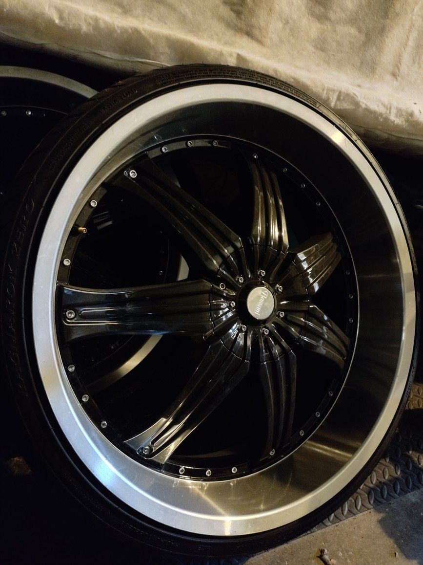 24s Came Off From 05 Chrysler 300. 5lugs Universal