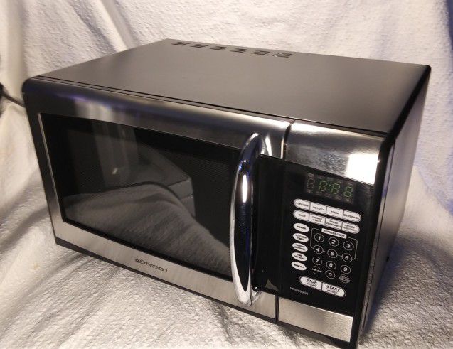 Like New Emerson MW8999SB 0.9 Cubic Foot Countertop Microwave Oven - Stainless Steel. Cooking is made fast and easy with this reliable Emerson microwa