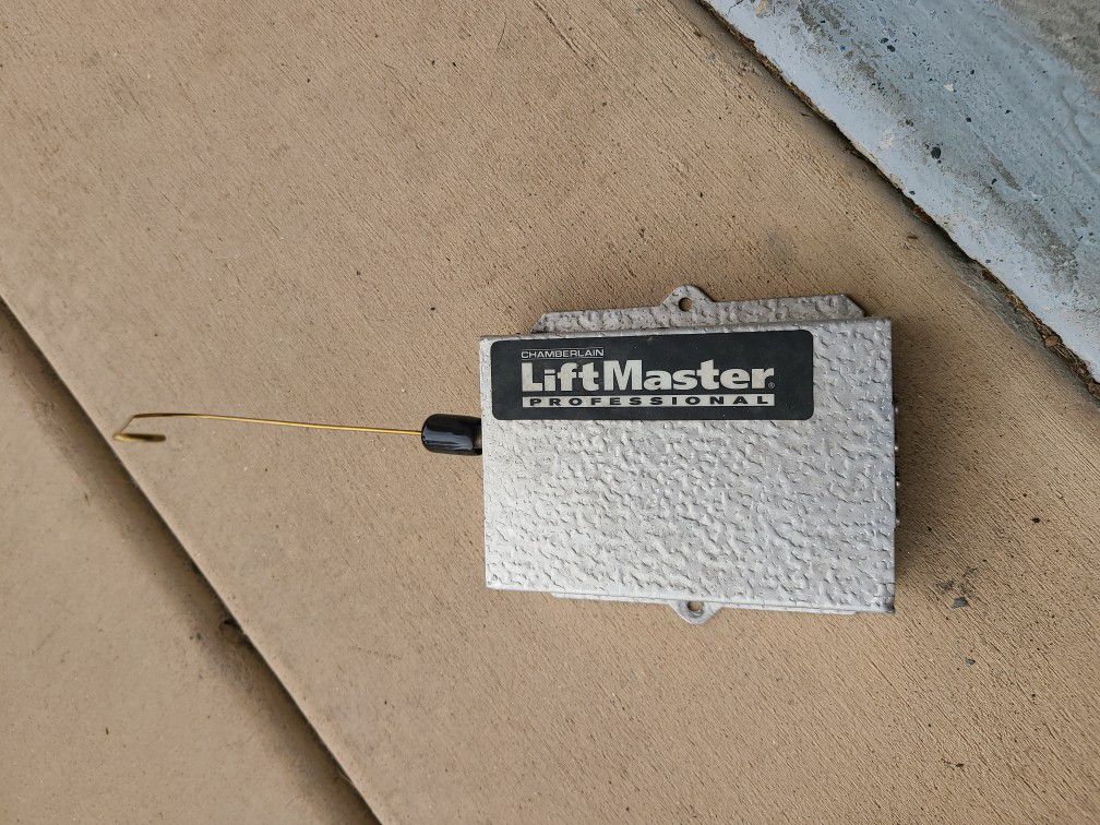 Lift master Receiver + Antenna Extension + 4 Remotes