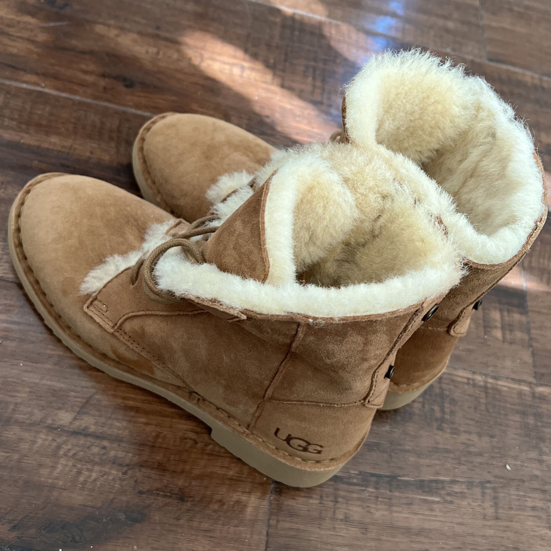 Brand New UGGS Woman’s Size 5 In Chestnut