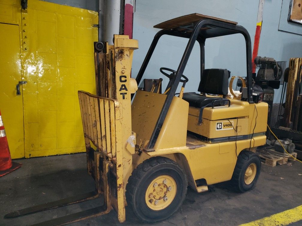 Cat v40c forklift 4000 lb only 1287 original hours almost new air tires turn key
