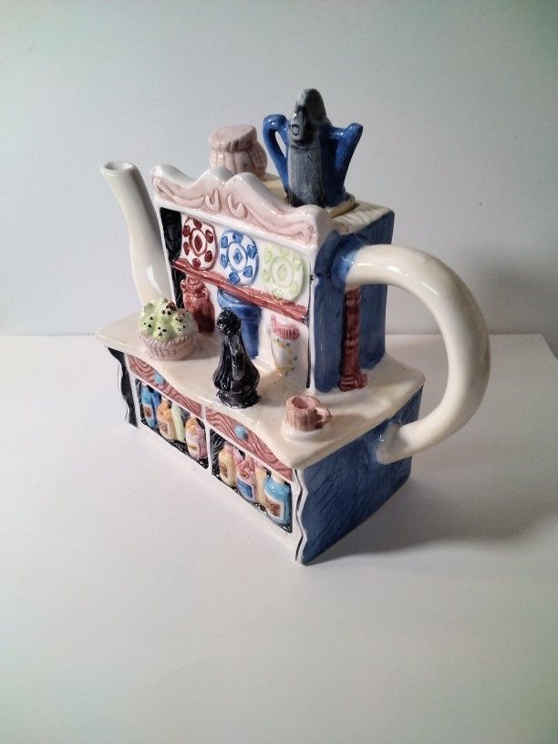 Very Cute House Tea Pot .