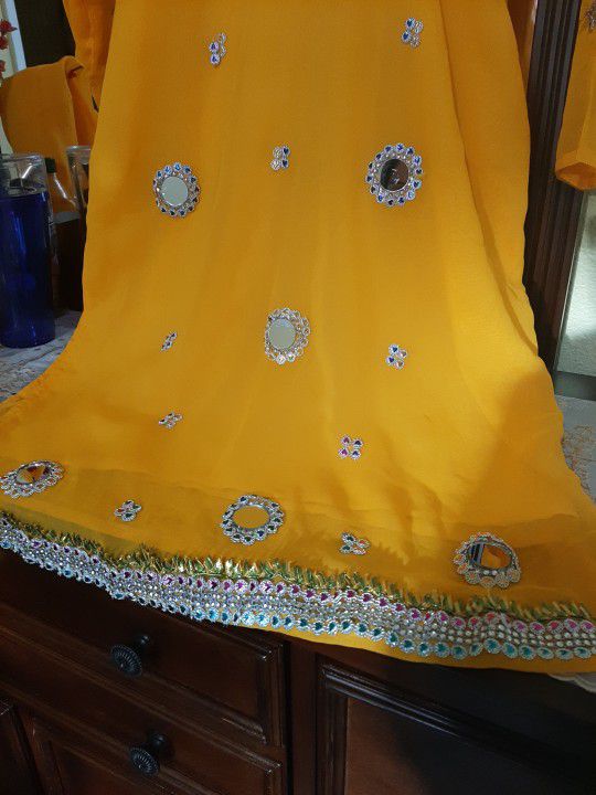 Pakistani Dress Yellow For Henna Mehndi Of Size Medium And A Small Assist Small And Medium