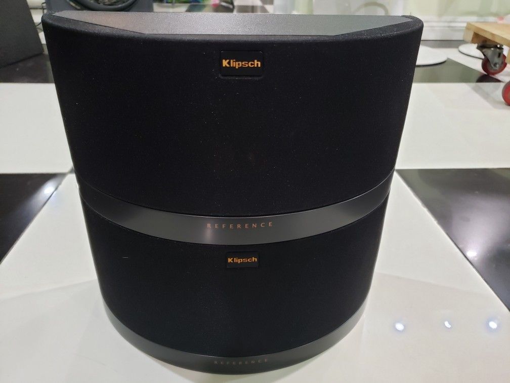 Klipsch RS 41 II 400 Watts Peak (Pair) Bookshelf or wall speakers like new, perfect working, amazing