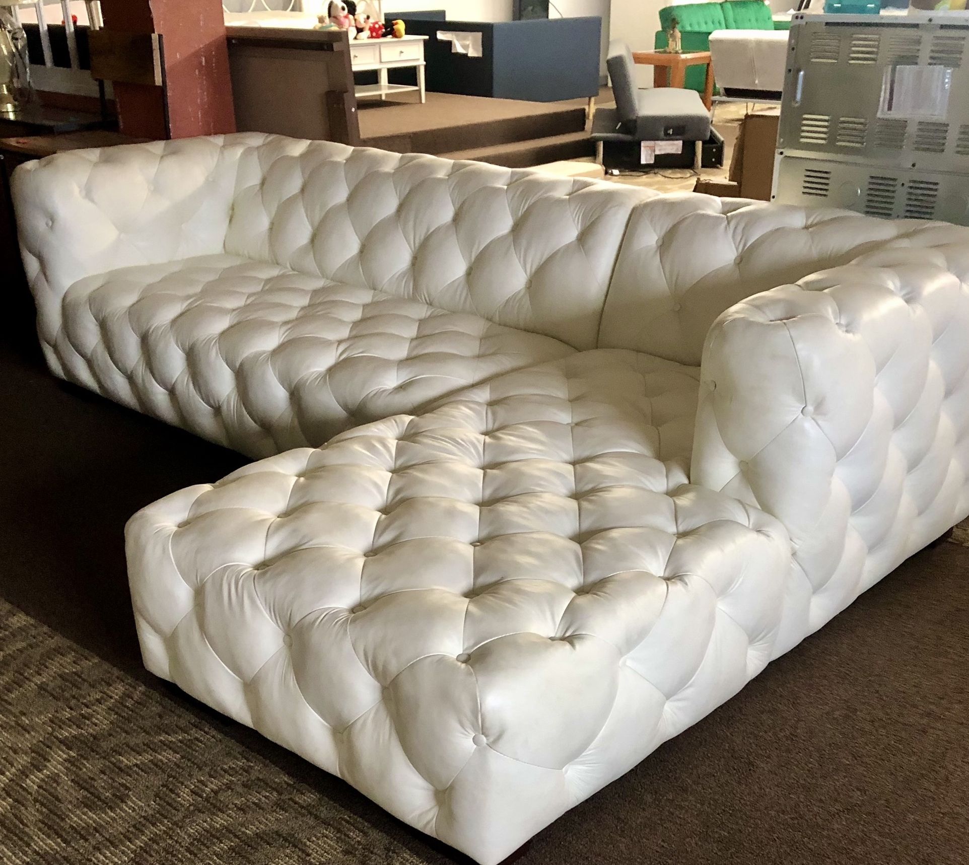 SUPER NICE WHITE TUFTED SECTIONAL